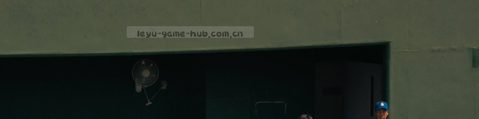 抽象标尺与代码网格构成的合规背景